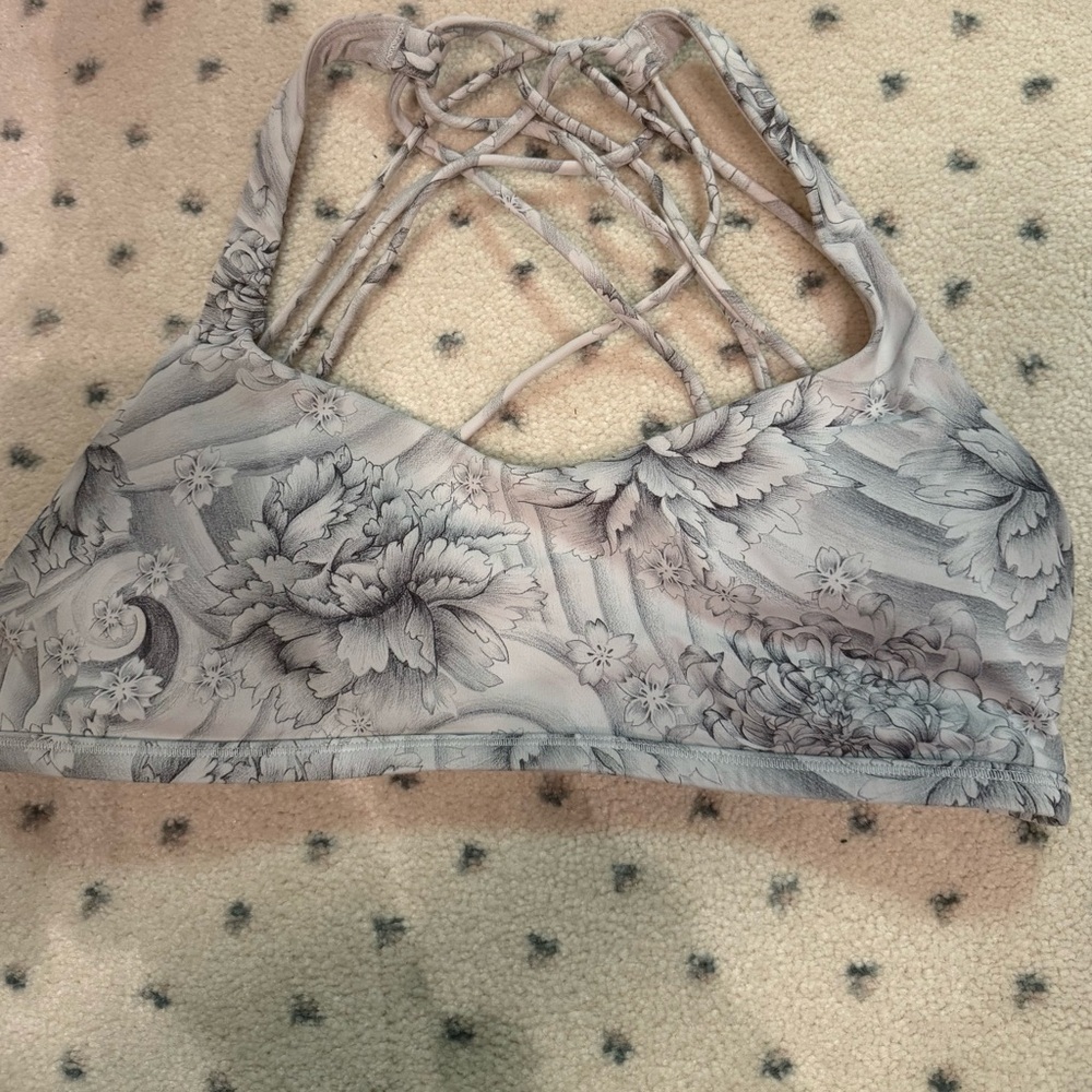 Lululemon Athletica Free to be Bra size 8